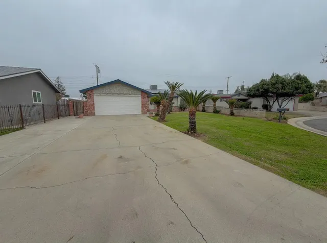 $339,900 | 1400 West Oakland Avenue, Tulare, CA 93274