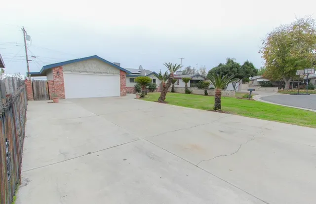 $339,900 | 1400 West Oakland Avenue, Tulare, CA 93274