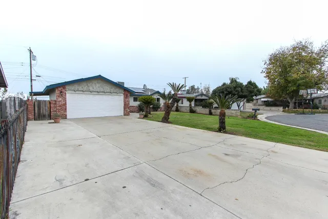 $339,900 | 1400 West Oakland Avenue, Tulare, CA 93274