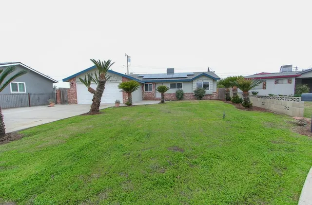 $339,900 | 1400 West Oakland Avenue, Tulare, CA 93274
