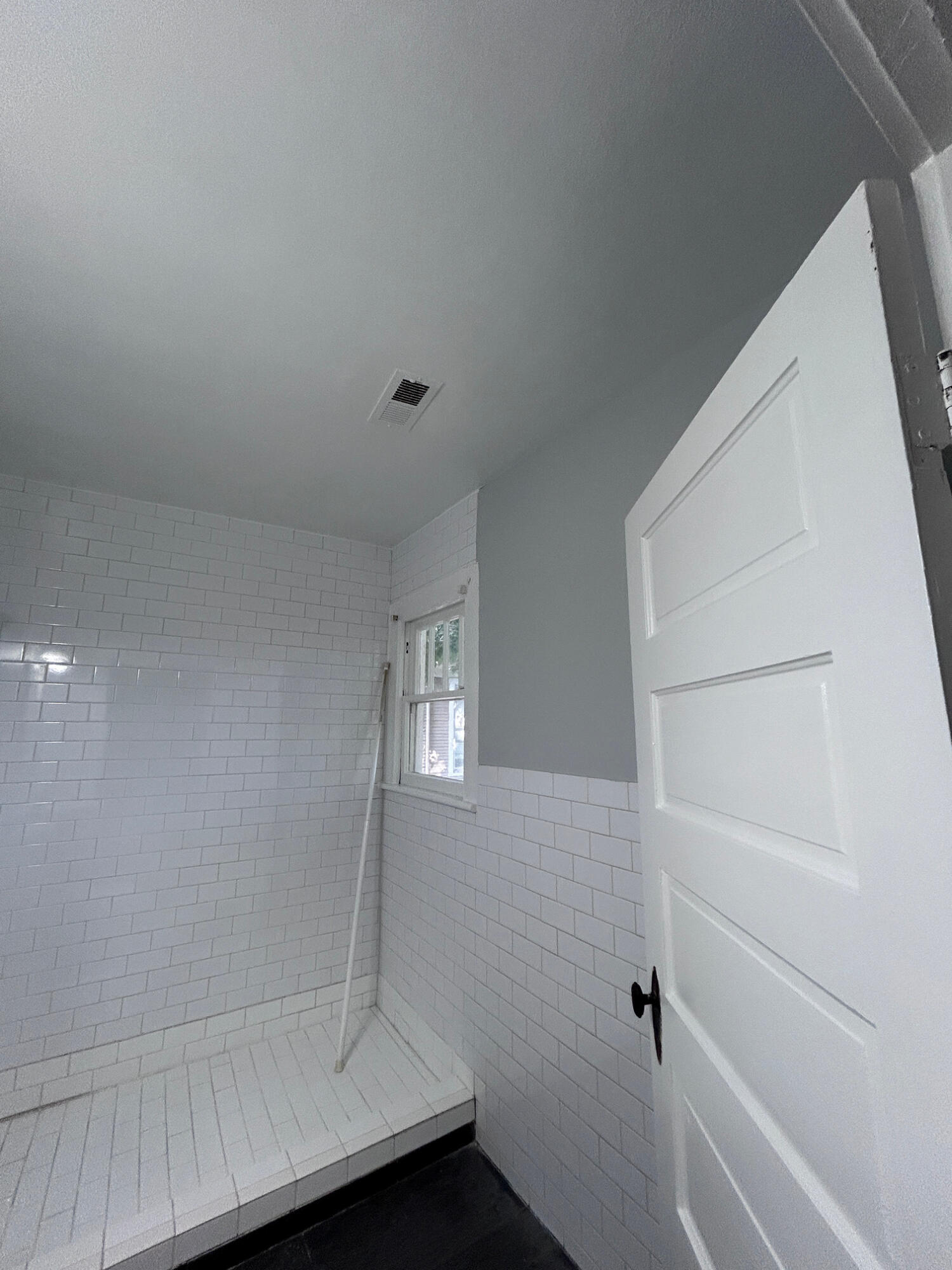 429 Albemarle Avenue Southwest, Unit UPPR Roanoke, VA 24016 - Photo 18 of 24 a bathroom with a bathtub