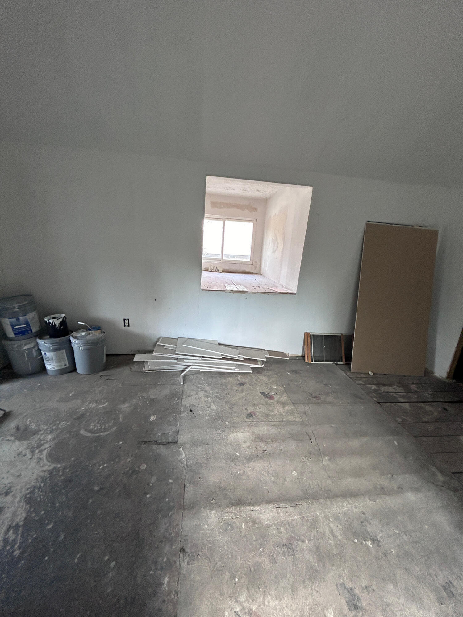 429 Albemarle Avenue Southwest, Unit UPPR Roanoke, VA 24016 - Photo 20 of 24 a view of a room with a sink