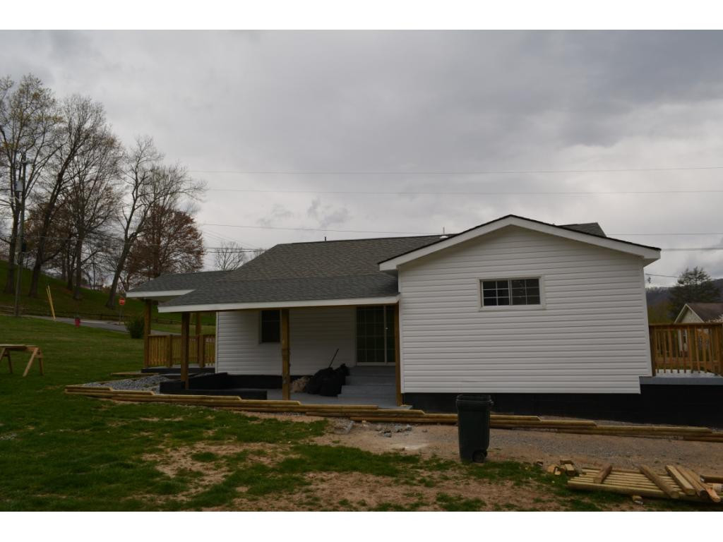 701 Roberts Street Erwin, TN 37650 - Photo 4 of 27 Photo 4