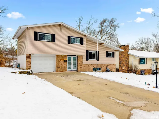 $235,000 | 1720 West Willow Wood Drive, Peoria, IL 61614