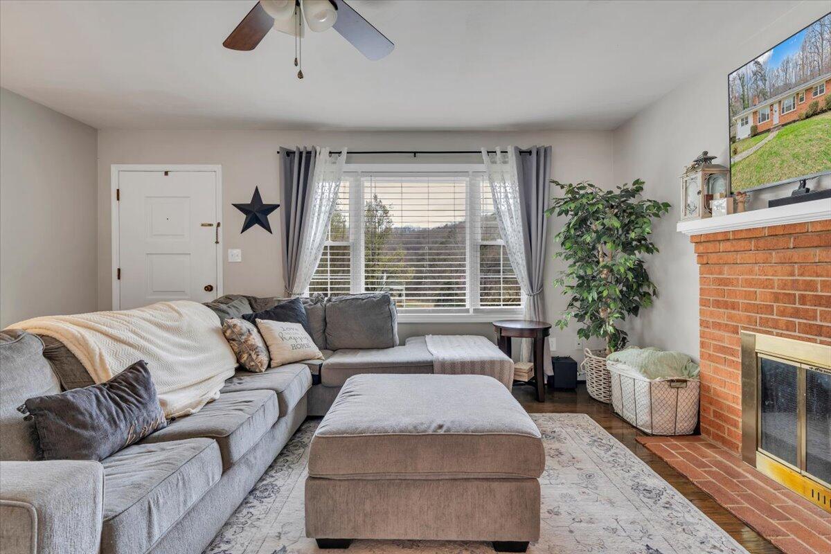 3988 Welcome Valley Road Southeast Roanoke, VA 24014 - Photo 7 of 47 07-MIB03124