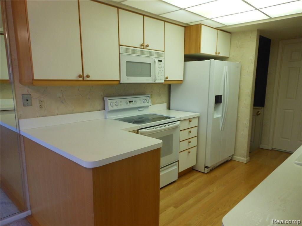 356 Meadow Bridge Drive, Unit 120 Rochester Hills, MI 48307 - Photo 14 of 34