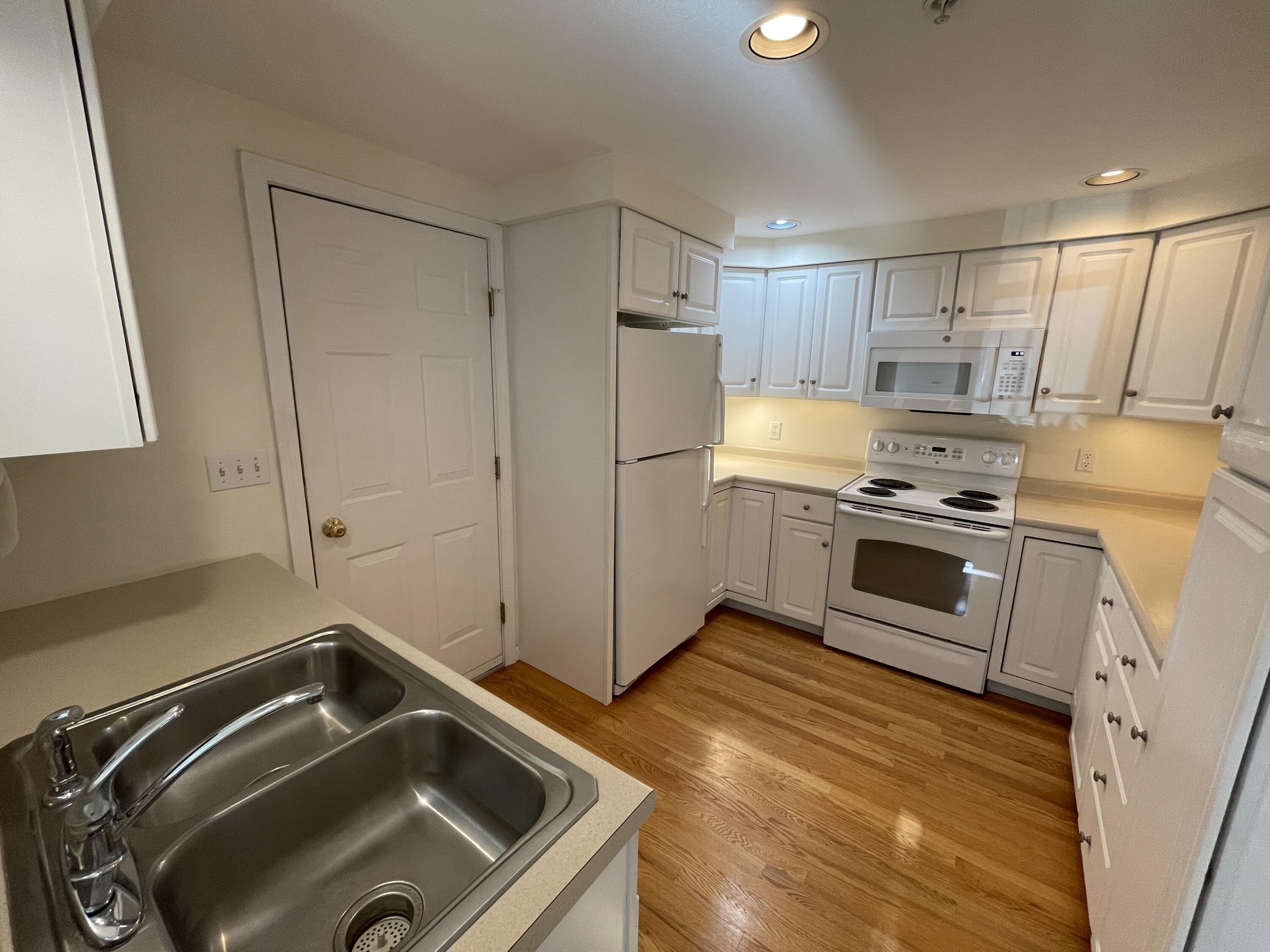 20 Ridgefield Drive, Unit 16 Gorham, ME 04038 - Photo 4 of 27 Kitchen