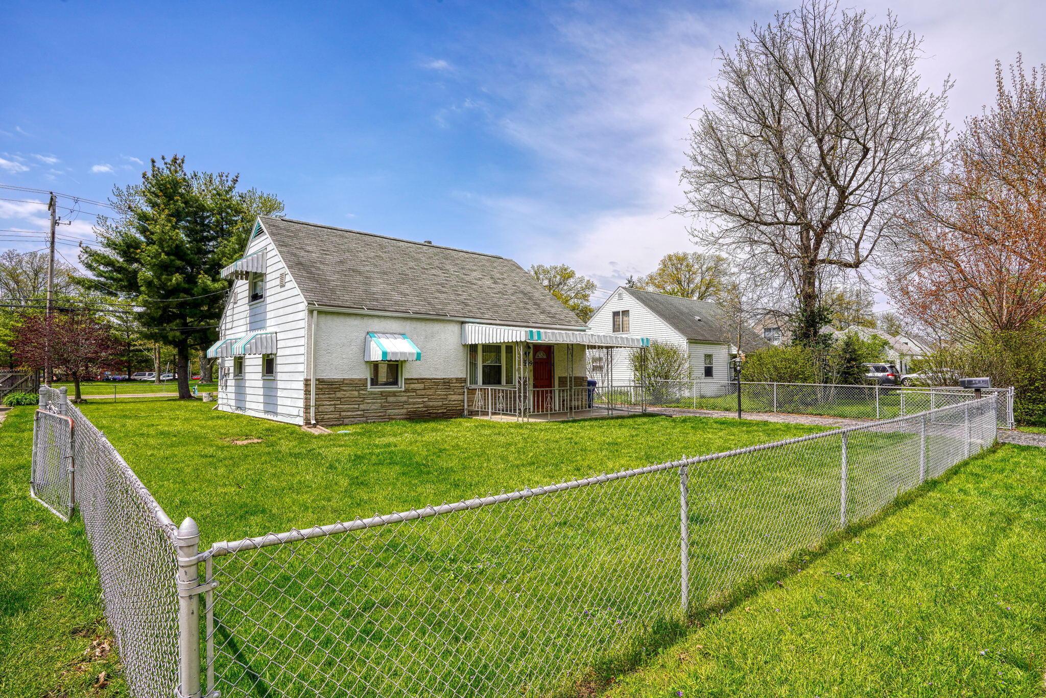 909 Exeter Road Columbus, OH 43213 - Photo 5 of 38 Enjoy summer fun in your fully fenced yard.