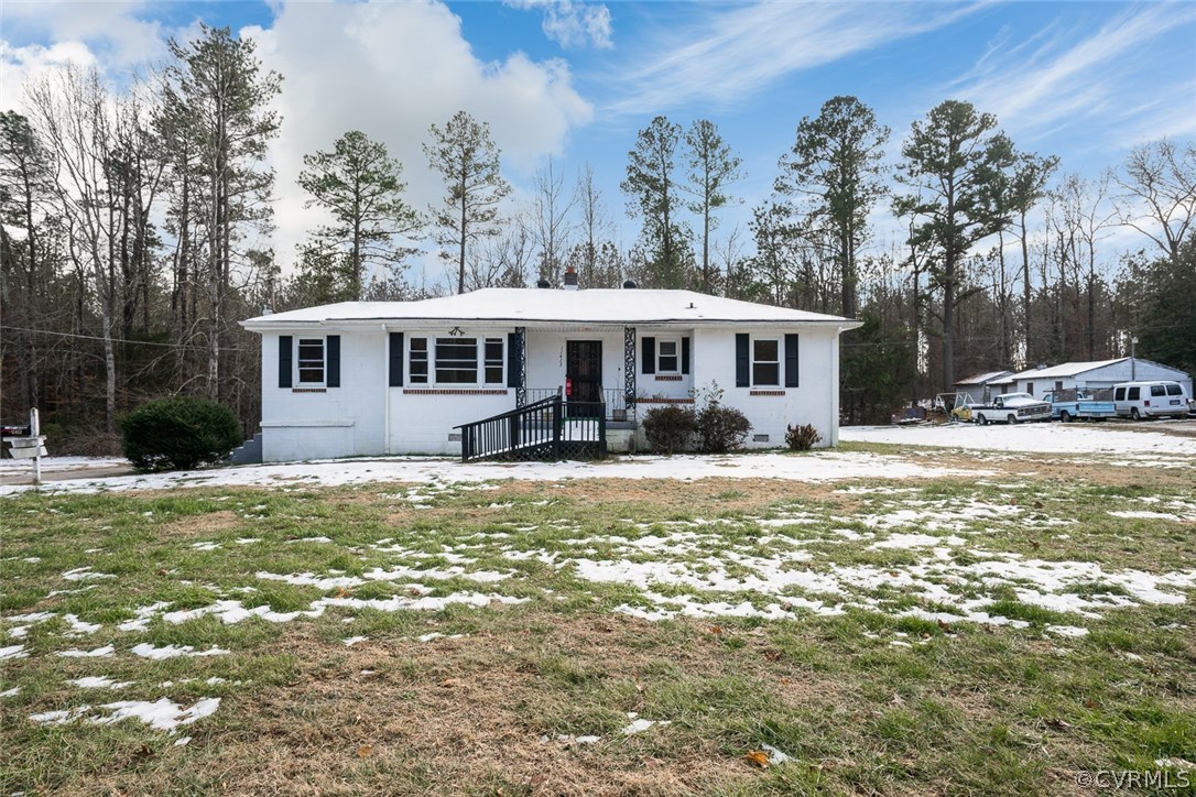 a view of a house with a yard