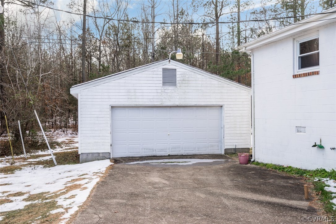11413 Reedy Branch Road Chesterfield, VA 23838 - Photo 5 of 25 a view of a garage