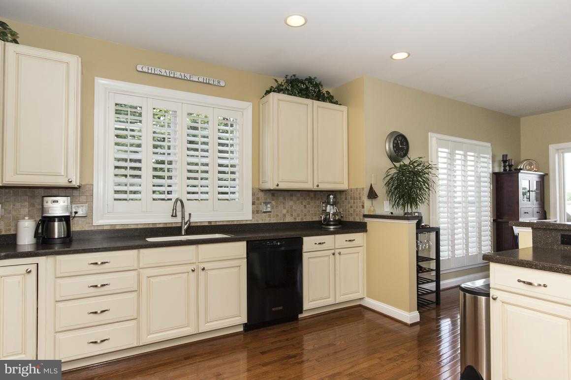 6908 River Drive Road Baltimore, MD 21219 - Photo 11 of 30 Kitchen