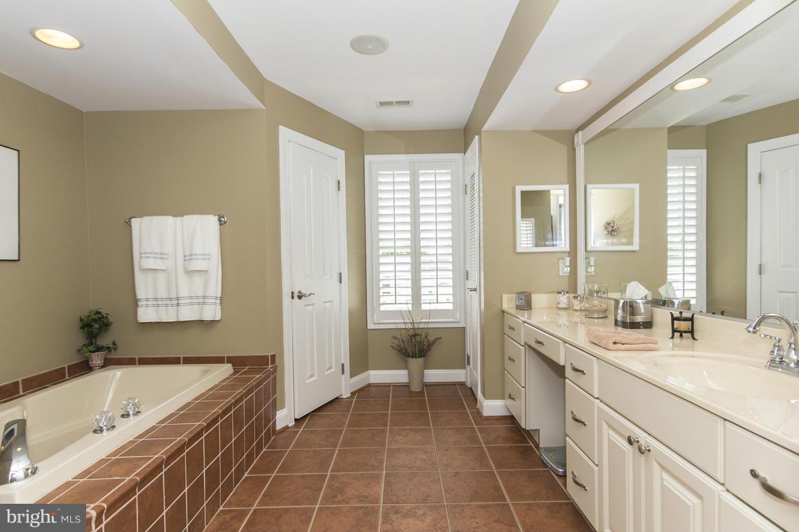 6908 River Drive Road Baltimore, MD 21219 - Photo 17 of 30 Bath (Master)