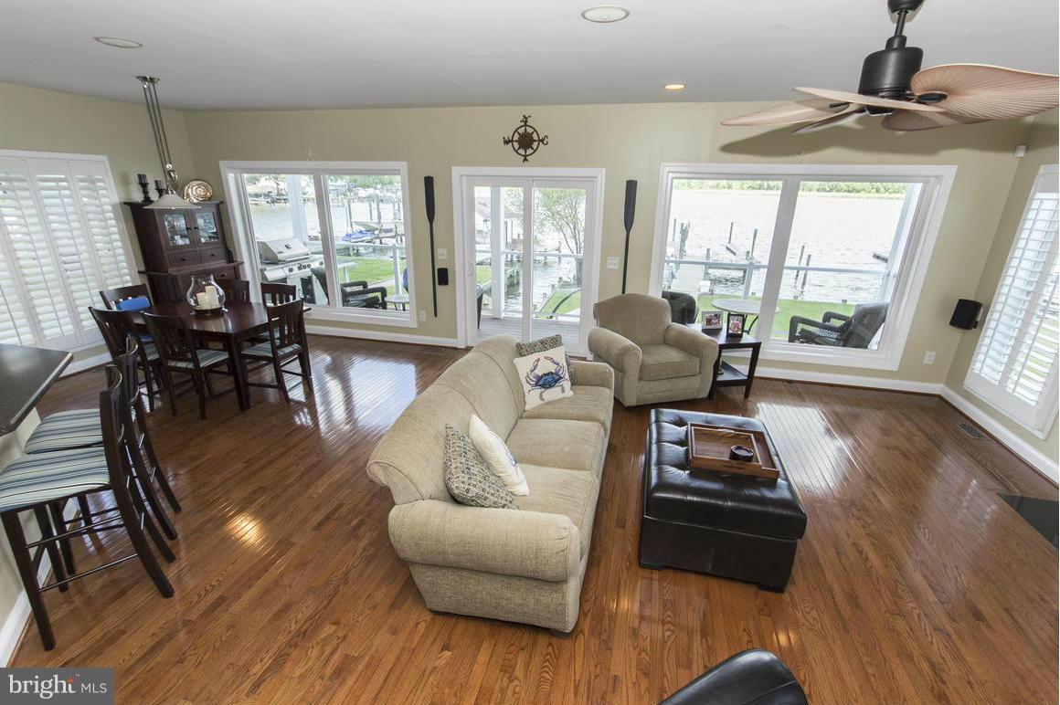 6908 River Drive Road Baltimore, MD 21219 - Photo 3 of 30 Living Room