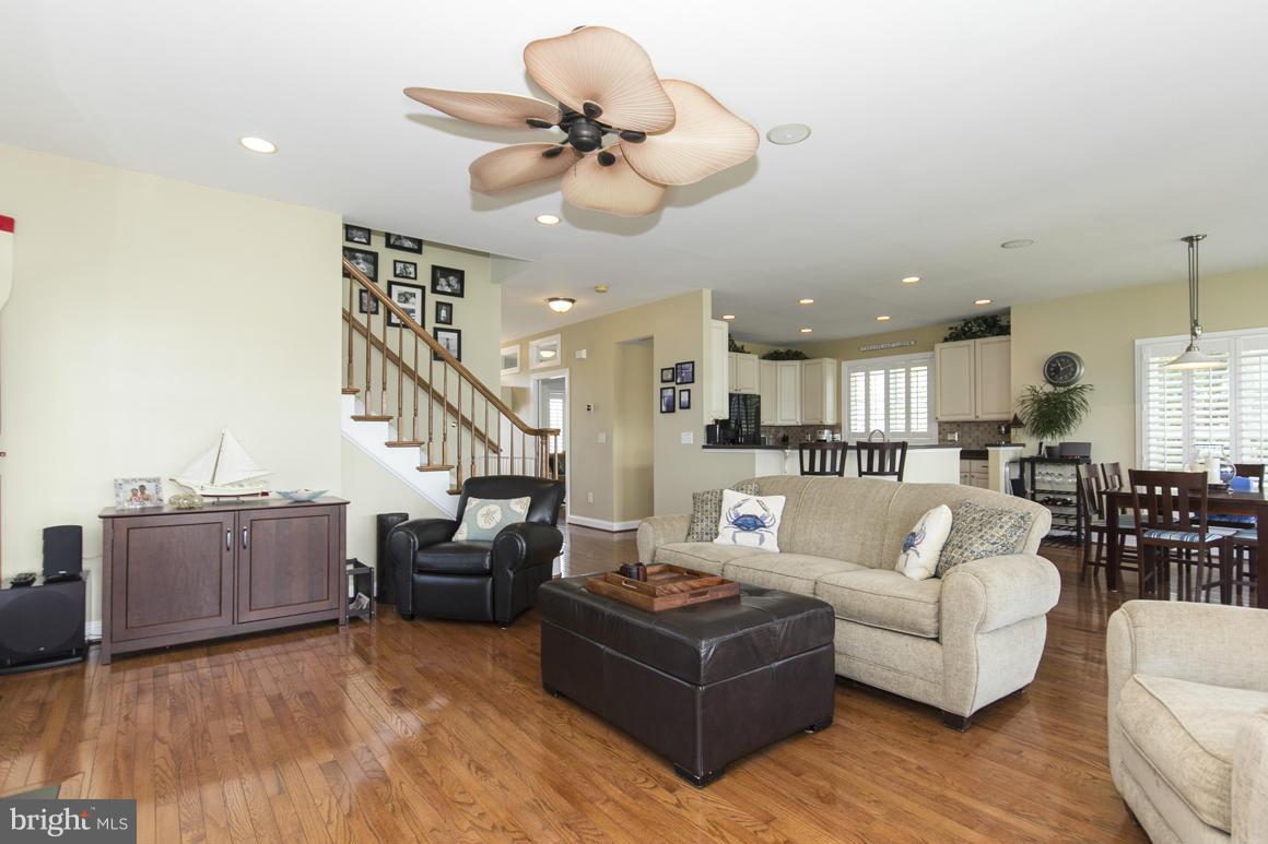 6908 River Drive Road Baltimore, MD 21219 - Photo 5 of 30 Living Room