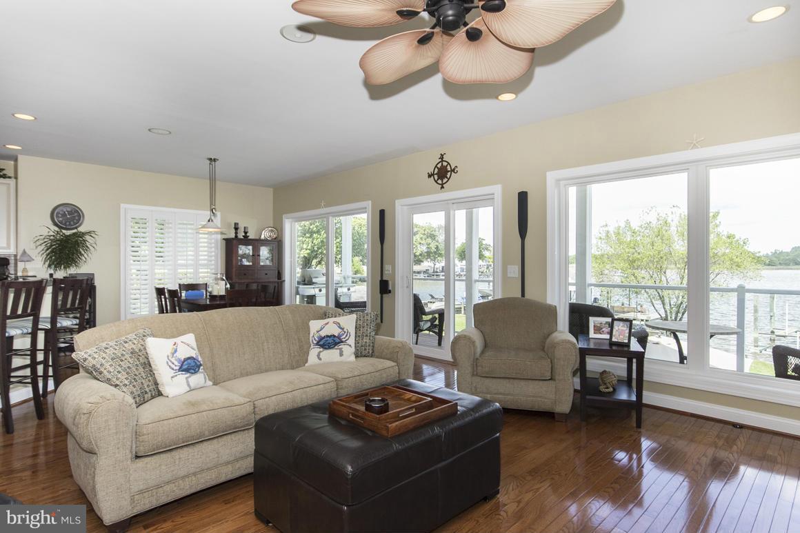 6908 River Drive Road Baltimore, MD 21219 - Photo 8 of 30 Living Room