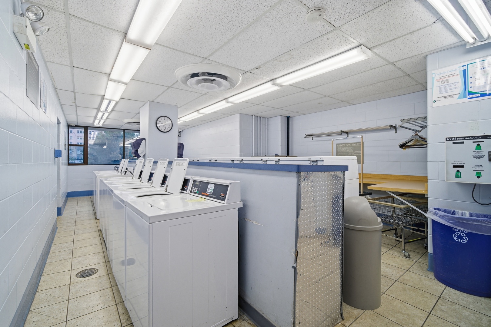 5455 North Sheridan Road, Unit 2611 Chicago, IL 60640 - Photo 24 of 26 a utility room with dryer and washer