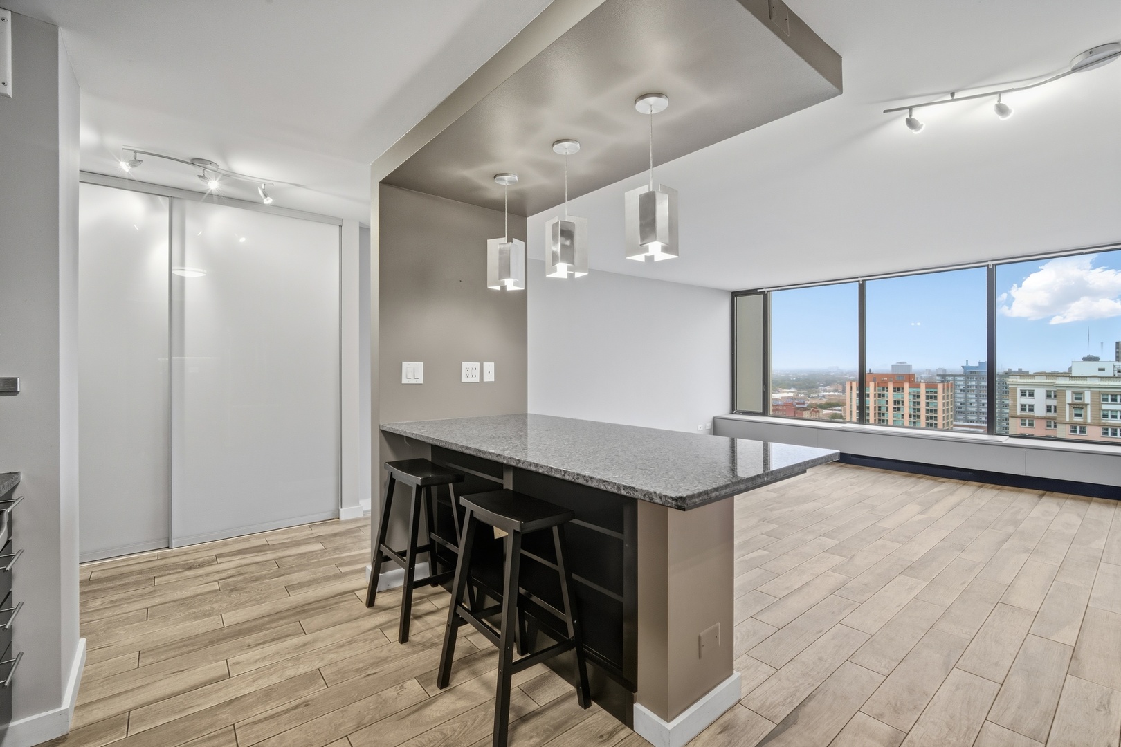 5455 North Sheridan Road, Unit 2611 Chicago, IL 60640 - Photo 6 of 26 a kitchen with a table and chairs