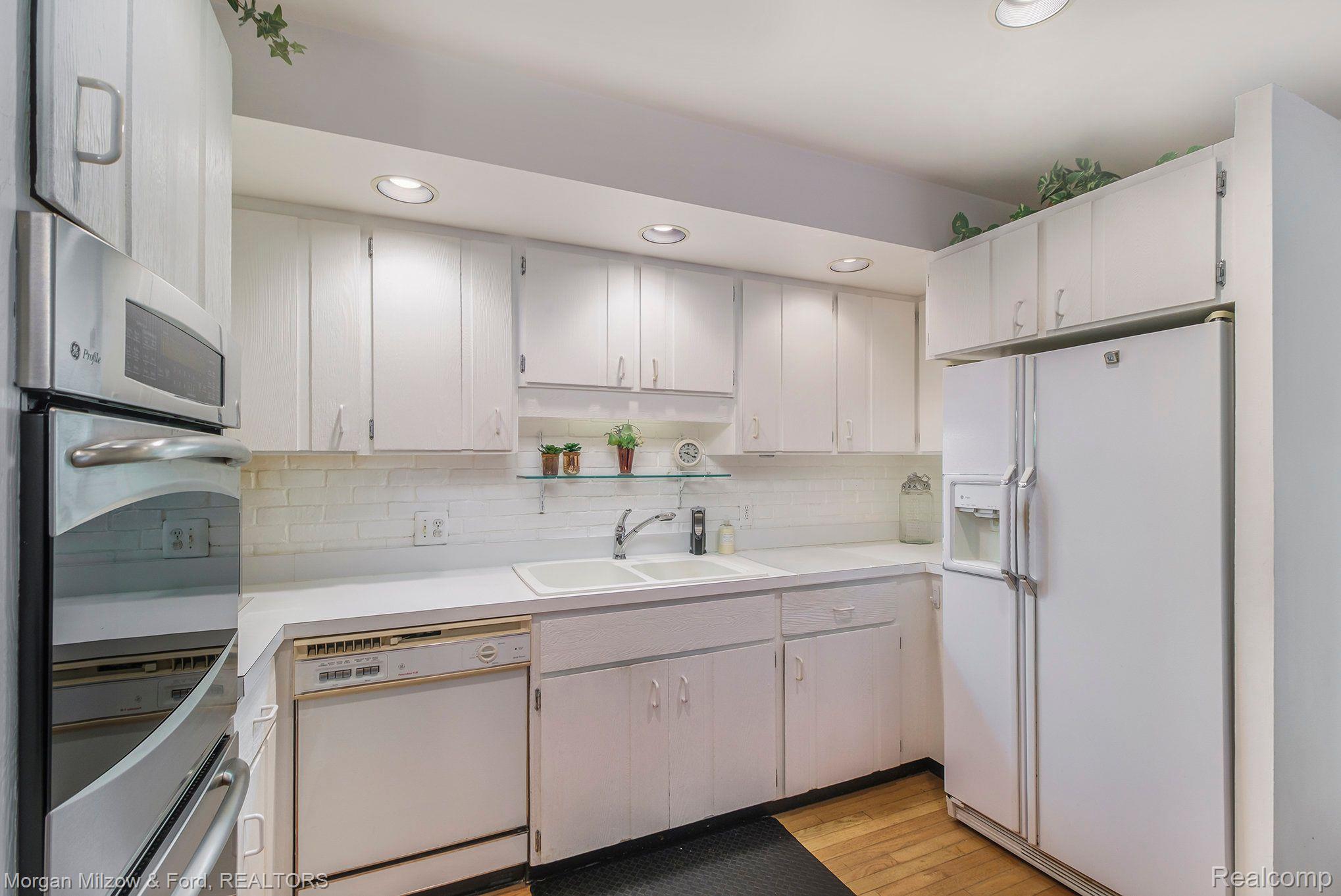 5800 Cobb Creek Road Rochester, MI 48306 - Photo 9 of 36 Kitchen w/ white cabinetry & updated double oven