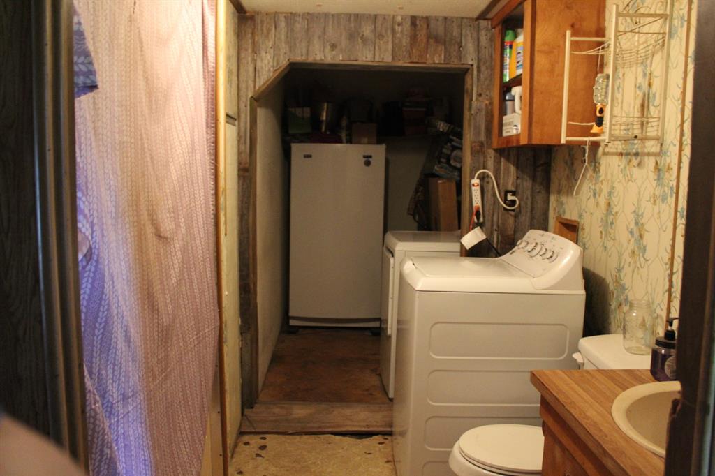 118 Rommel Court Springtown, TX 76082 - Photo 12 of 17 2nd bathroom and laundry