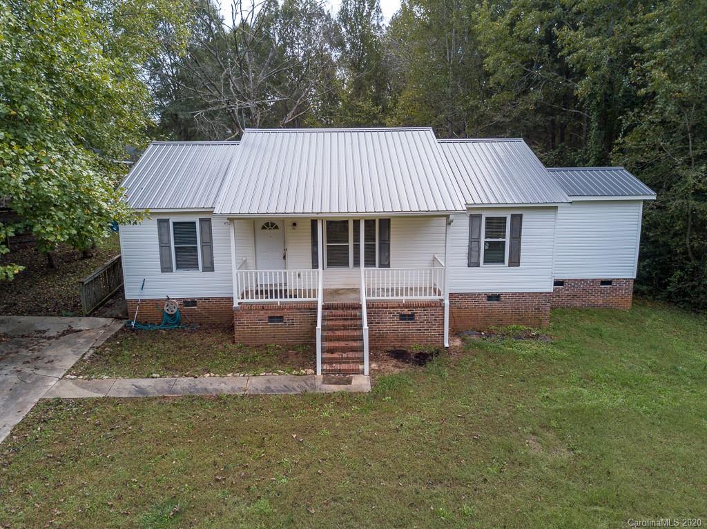 4525 Hickory Grove Road Sharon, SC 29742 - Photo 33 of 35 a backyard of a house with wooden fence and a tree