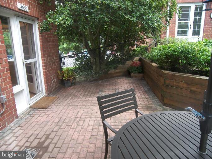 3648 Gunston Road Alexandria, VA 22302 - Photo 9 of 12 a backyard of a house with lots of green space