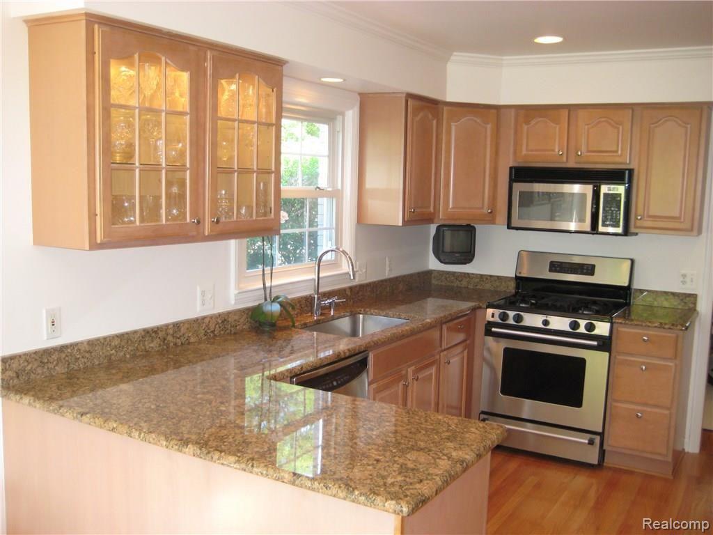 107 Handy Road Grosse Pointe, MI 48236 - Photo 2 of 18 IMG_9986.JPG