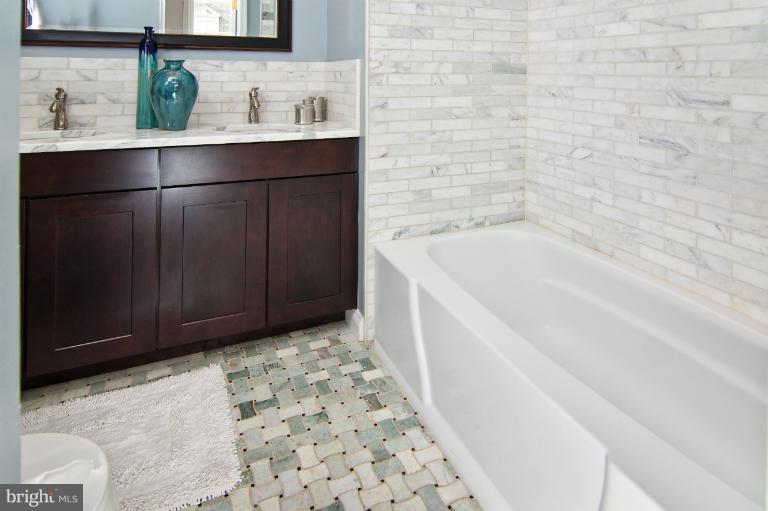 301 R Street Northwest, Unit 1 Washington, DC 20001 - Photo 17 of 17 Bath (Master)