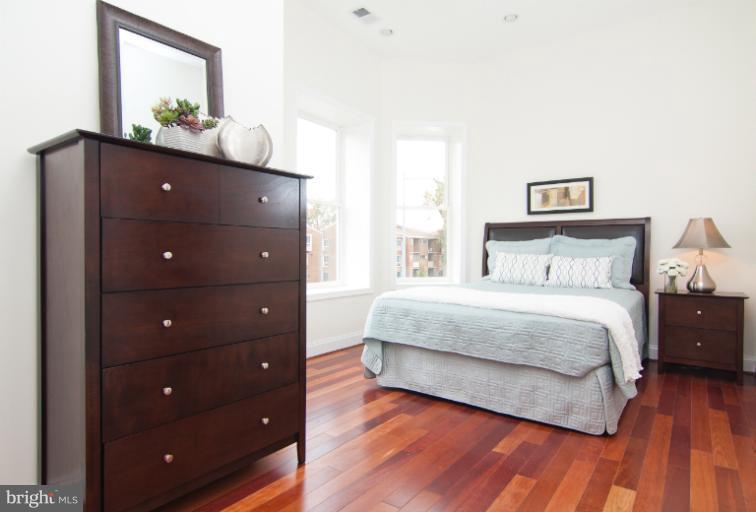 301 R Street Northwest, Unit 1 Washington, DC 20001 - Photo 6 of 17 Master Bedroom Suite