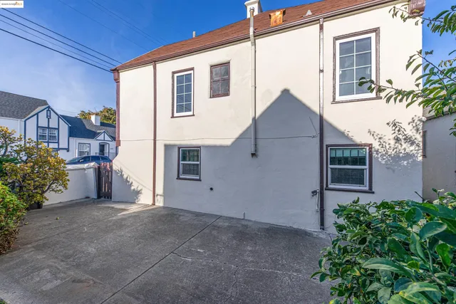 a view of a back yard