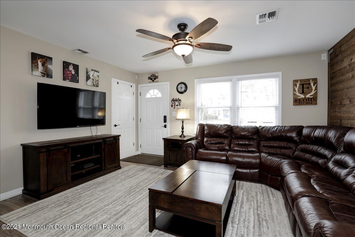 132 Bowsprit Road Manahawkin, NJ 08050 - Photo 5 of 20 132BowspiritRd0026