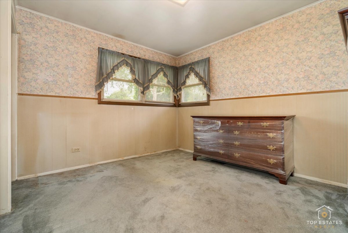 3604 Owl Drive Rolling Meadows, IL 60008 - Photo 17 of 43 a view of an empty room and window