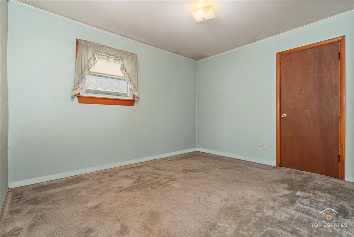 3604 Owl Drive Rolling Meadows, IL 60008 - Photo 20 of 43 an empty room with windows