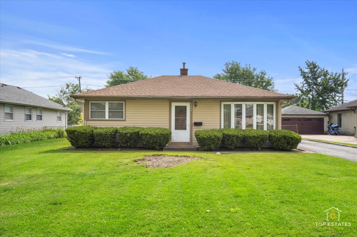 3604 Owl Drive Rolling Meadows, IL 60008 - Photo 2 of 43 a front view of a house with a garden