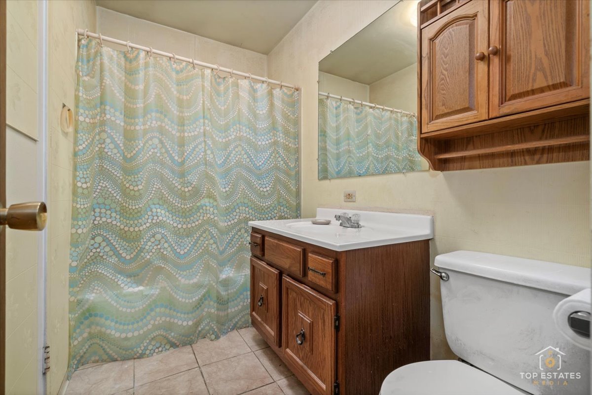 3604 Owl Drive Rolling Meadows, IL 60008 - Photo 21 of 43 a bathroom with a sink a toilet and shower
