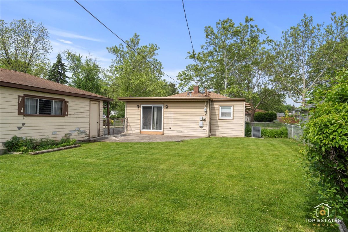 3604 Owl Drive Rolling Meadows, IL 60008 - Photo 28 of 43 a view of a backyard of the house