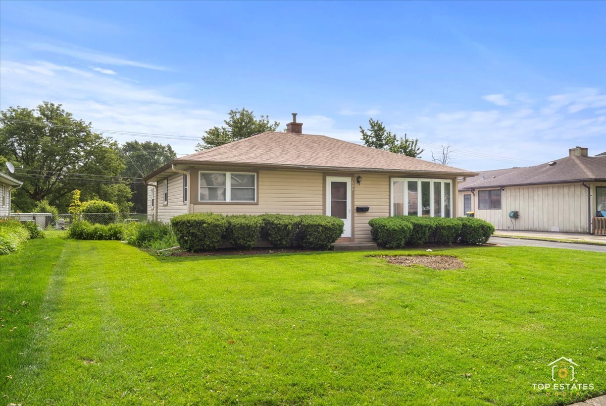 3604 Owl Drive Rolling Meadows, IL 60008 - Photo 3 of 43 a front view of a house with a garden