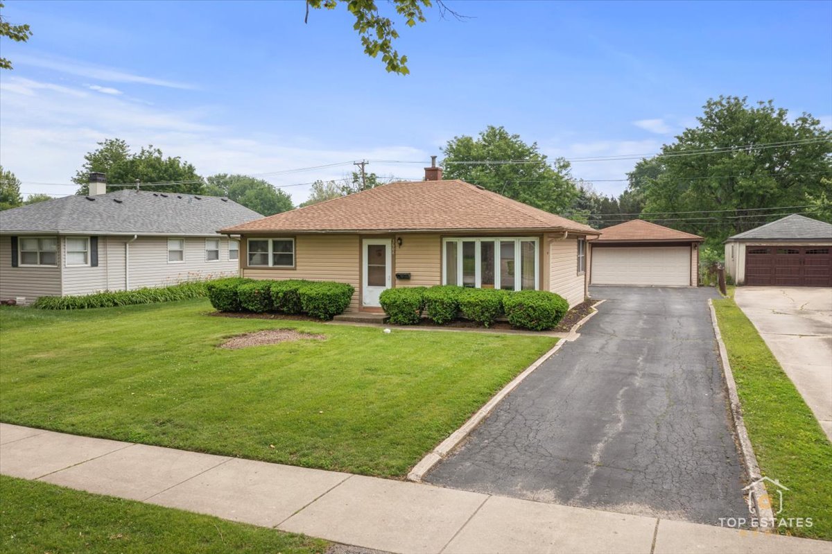 3604 Owl Drive Rolling Meadows, IL 60008 - Photo 4 of 43 a front view of a house with a yard