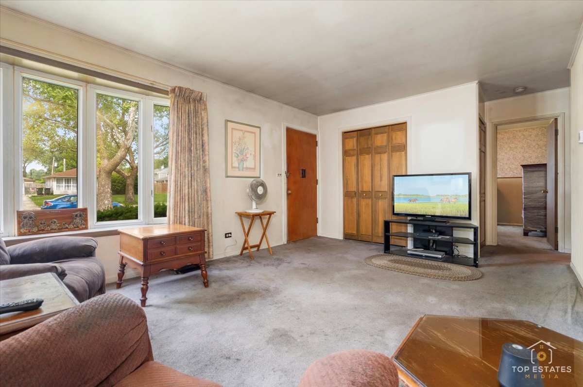 3604 Owl Drive Rolling Meadows, IL 60008 - Photo 5 of 43 a living room with furniture and a flat screen tv