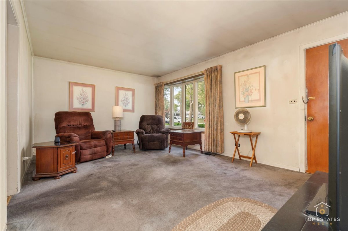 3604 Owl Drive Rolling Meadows, IL 60008 - Photo 6 of 43 a living room with furniture and a flat screen tv