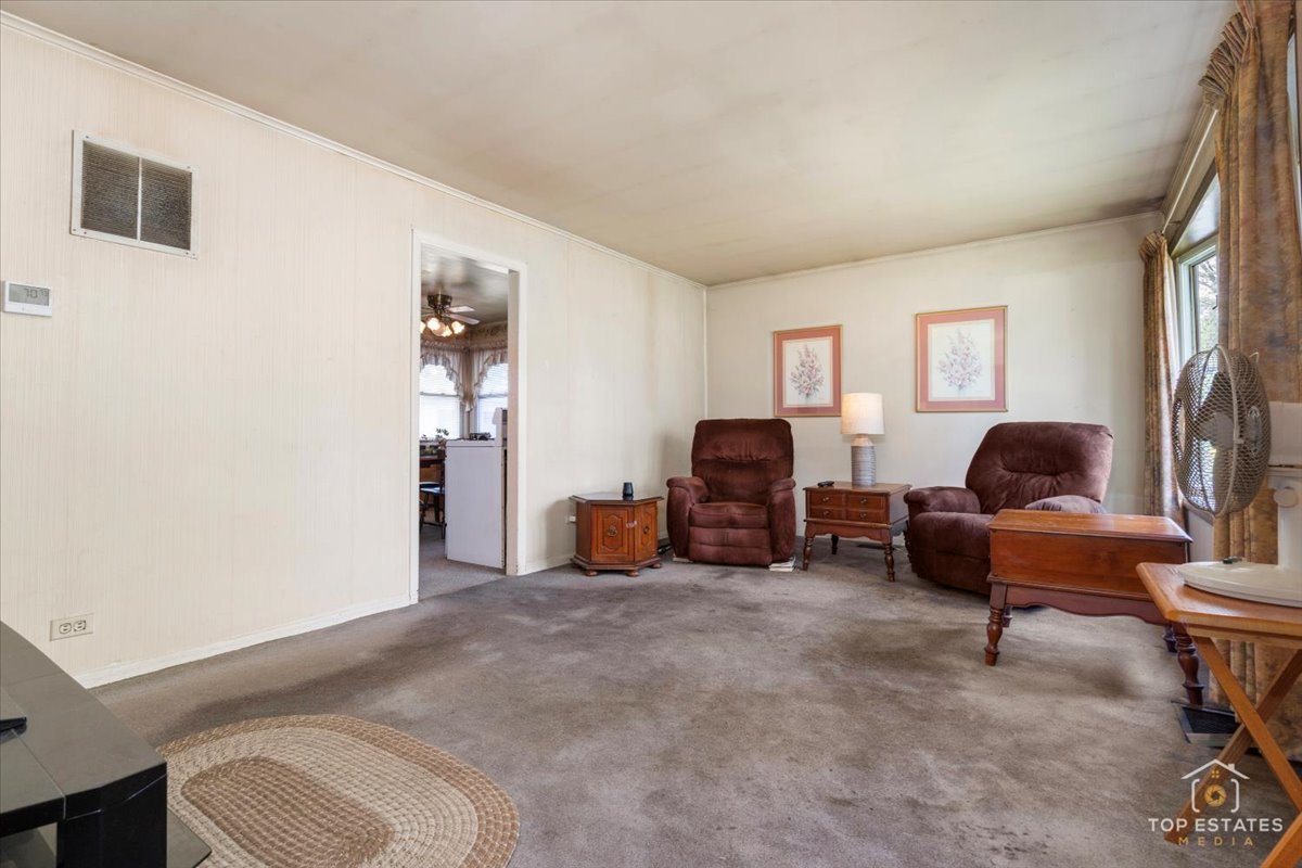 3604 Owl Drive Rolling Meadows, IL 60008 - Photo 7 of 43 a livingroom with workspace and a couch