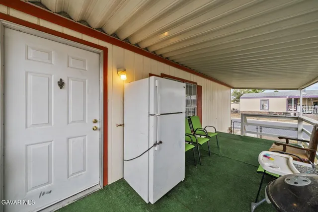 a view of a yard with a house