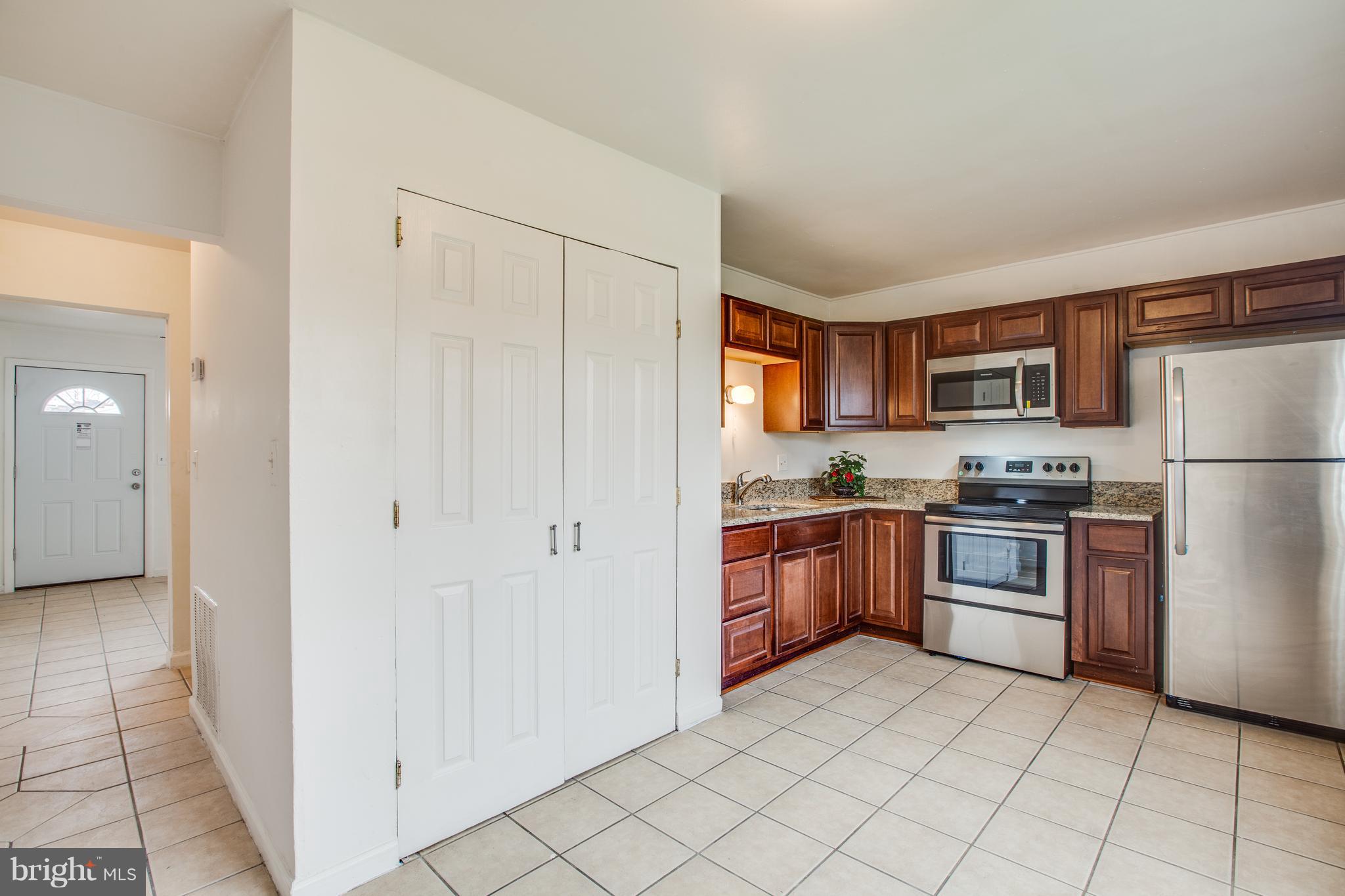 829 Anvil Road Fredericksburg, VA 22405 - Photo 3 of 13 Large Eat In Kitchen!
