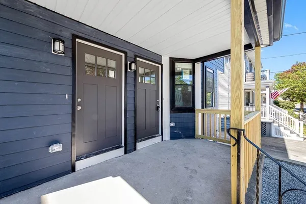 a view of an entryway with a livingroom