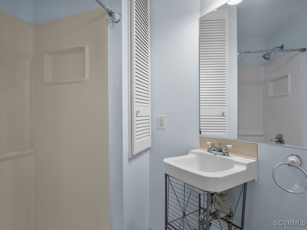 1411 Decatur Street Richmond, VA 23224 - Photo 17 of 20 Bathroom featuring walk in shower
