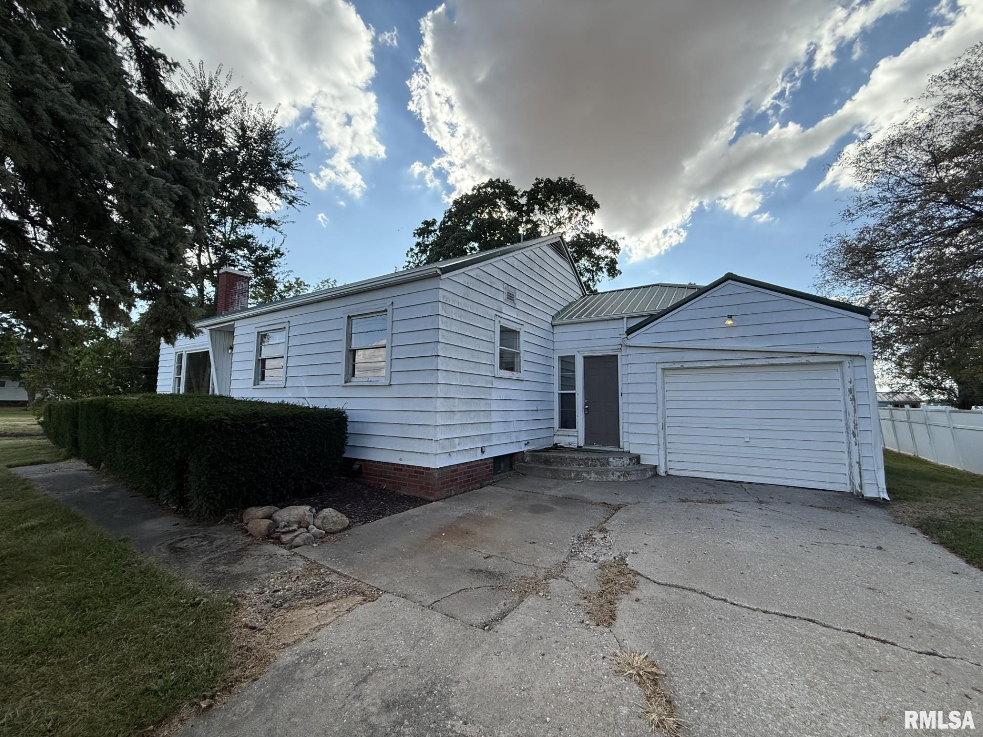 570 South Main Street Roseville, IL 61473 - Photo 3 of 64