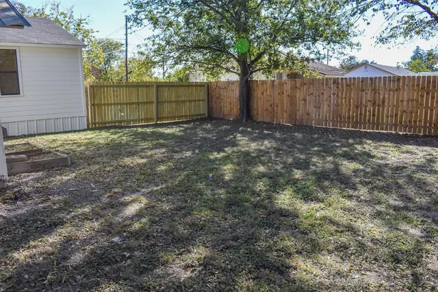 a view of a backyard