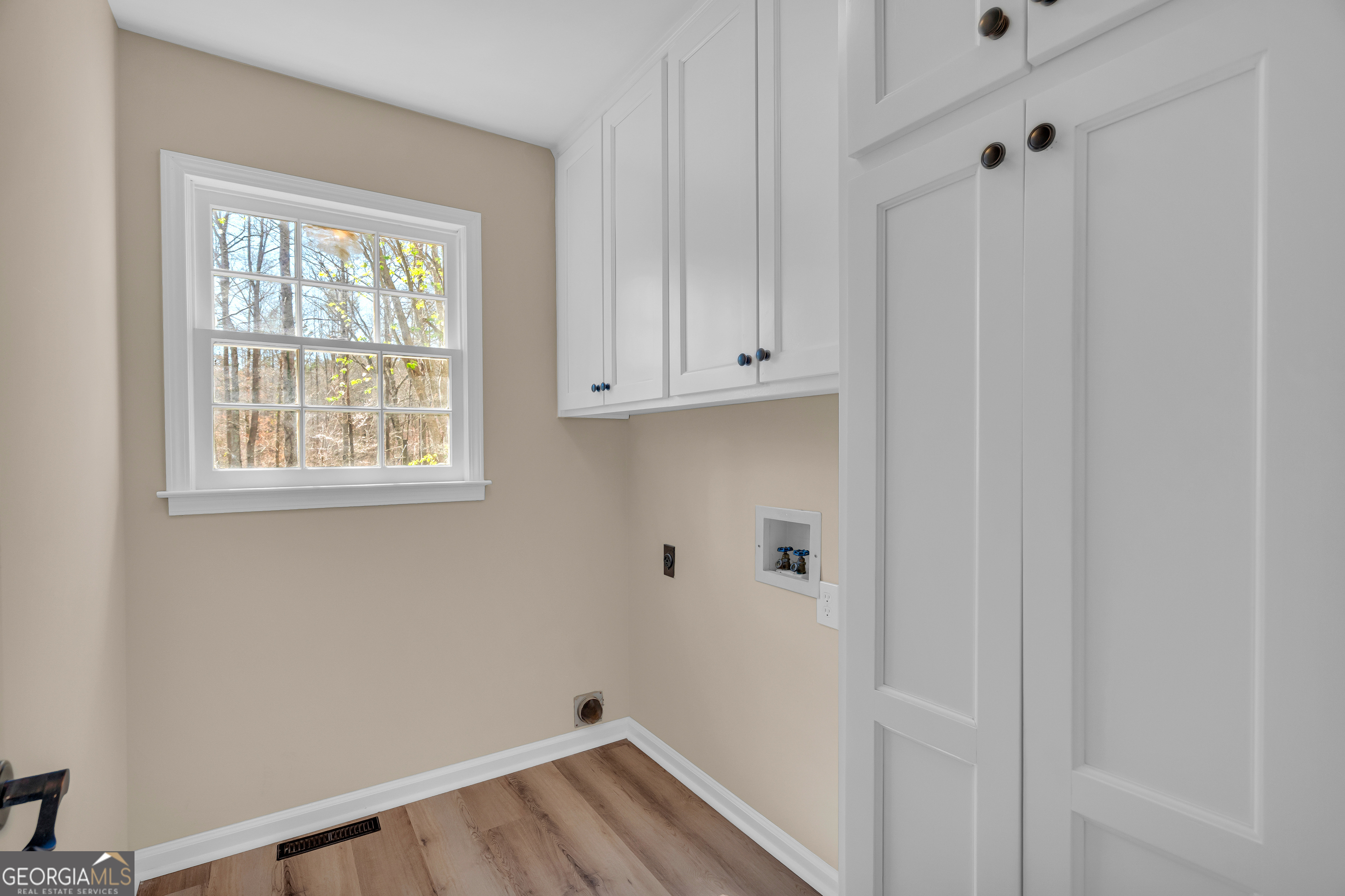 694 Lovers Lane Toccoa, GA 30577 - Photo 33 of 50 a view of cabinets and window