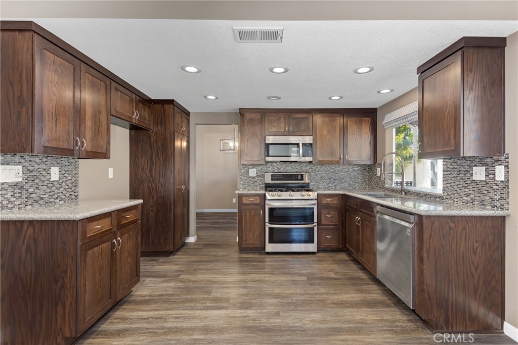 12749 Via Barcelona Road Yucaipa, CA 92399 - Photo 10 of 36