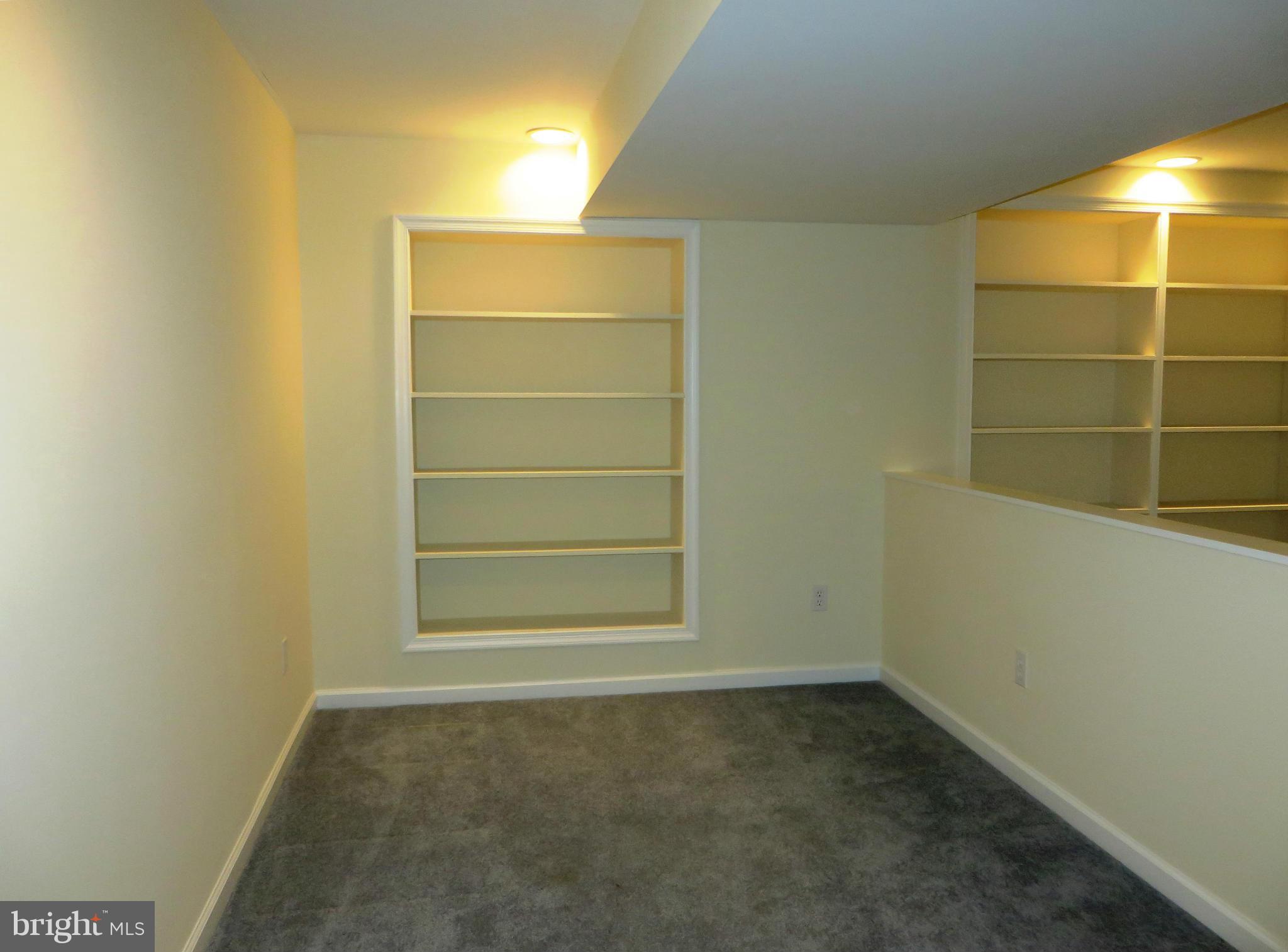 5696 Linton Road Sykesville, MD 21784 - Photo 22 of 30 Library