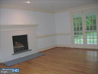 543 Newtown Road Berwyn, PA 19312 - Photo 5 of 6 Living Room